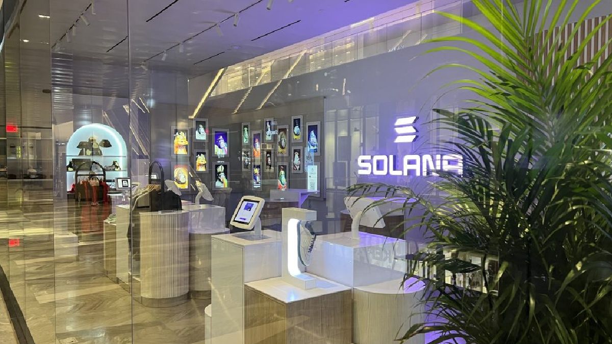 Solana-just-launched-a-physical-store-in-metaverse.jpg